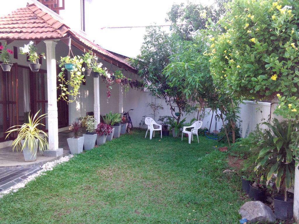Chelli Homestay Negombo Buitenkant foto