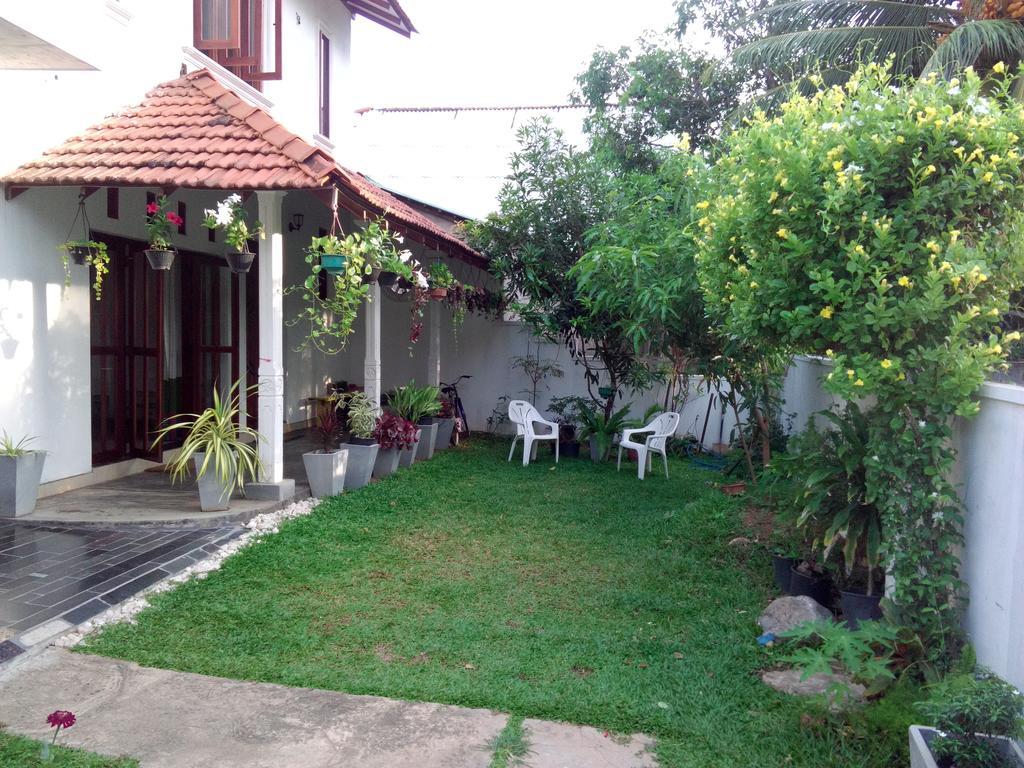 Chelli Homestay Negombo Buitenkant foto