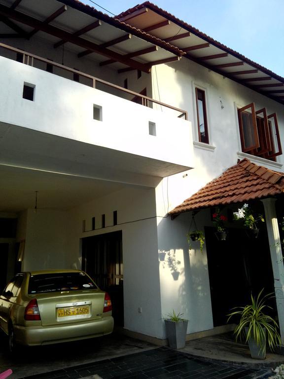 Chelli Homestay Negombo Buitenkant foto